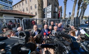 Arslan'dan Meslek Fabrikası önünde AK Partili siyasetçilere çağrı: Burada ne yapmak istiyorsanız gidin Elektrik Fabrikası'nda yapın