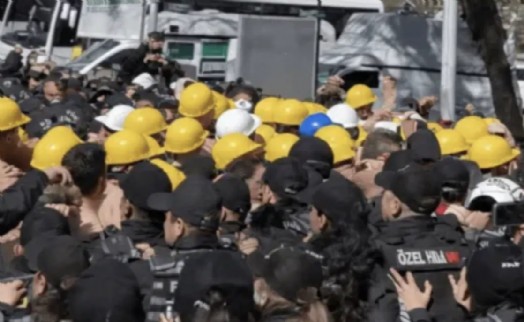 Bakanlığın önüne yürümek isteyen işçilere izin verilmedi: Madenciye biber gazı