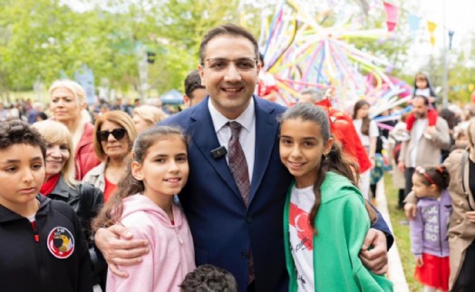 Balçova’da 23 Nisan coşkusu zirveye ulaştı: Meydanlar çocukların neşesiyle doldu