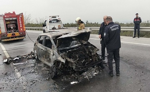 Bariyere çarpan otomobil alevlere teslim oldu!