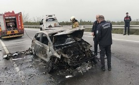 Bariyere çarpan otomobil alevlere teslim oldu!