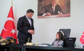 Başkan Serkan Acar'ın koltuğu minik Burçin'e emanet