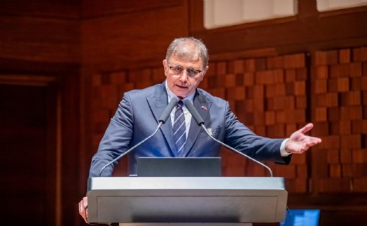 Başkan Tugay'dan çok sert tepki: 'Darbeciler bile gizlice tapu dairesinden üzerlerine geçirmediler ve bu binalara böyle el koymadılar'
