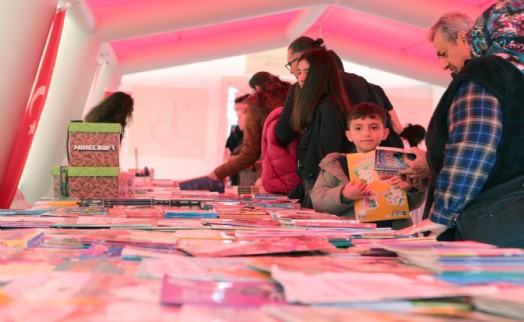 Bayraklı’da çocuk kitap şenliği yoğun ilgi gördü