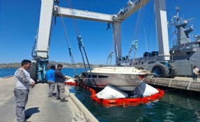 Bodrum'da batan milyonluk motor yatların enkazı çıkarılıyor