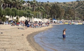 Bodrum'da sıcak havayı fırsat bilenler sahilleri doldurdu