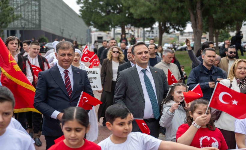 Bornova’da gökyüzü çocukların: 23 Nisan coşkusu İzmir’i tek yürek yaptı