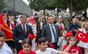 Bornova’da gökyüzü çocukların: 23 Nisan coşkusu İzmir’i tek yürek yaptı