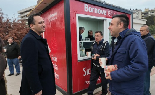 Bornova’da sıcak dayanışma büyüyor; Çorba ikramı Manisa yoluna ulaştı