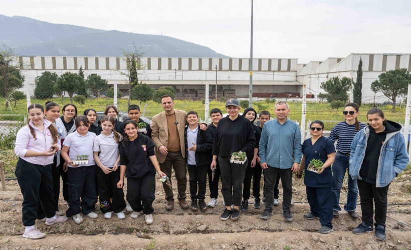 Bornova’da umut toprakla büyüyor: Kent Bostanlarında yaz sezonu coşkuyla başladı