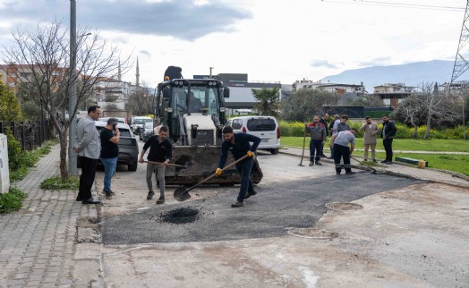 Bornova’da yol seferberliği: 90 günde 722 çukura müdahale