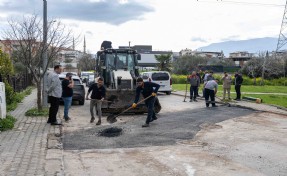 Bornova’da yol seferberliği: 90 günde 722 çukura müdahale