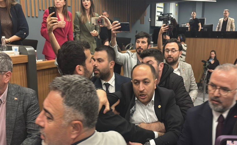 Büyükşehir’de tansiyon tavan yaptı: Meclis üyeleri birbirinin üstüne yürüdü!