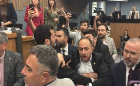 Büyükşehir’de tansiyon tavan yaptı: Meclis üyeleri birbirinin üstüne yürüdü!