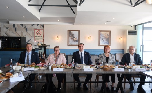 CHP İzmir’den geniş katılımlı iş dünyası toplantısı: İktidarımızda ekonomik sorunları çözeceğiz!