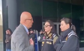CHP'li Tanal, Üsküdar Belediyesi'ne girişleri kapatan polislerle tartıştı!