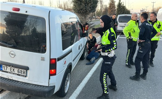 Çarptığı yayanın başından ayrılmadı