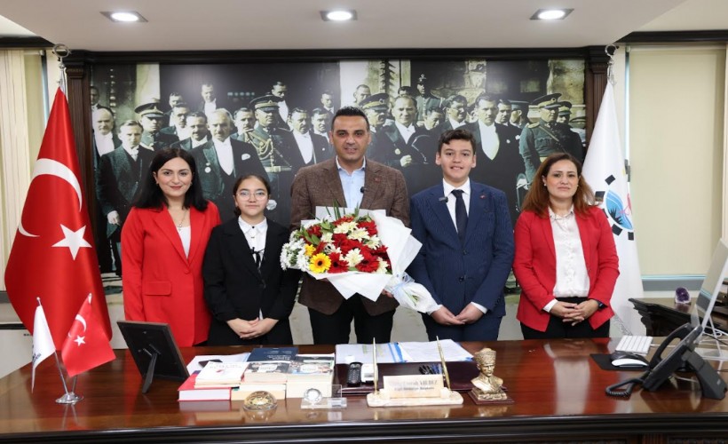 &Ccedil;iğli&rsquo;de 23 Nisan coşkusu: Başkan Yıldız koltuğunu &uuml;&ccedil; miniğe emanet etti