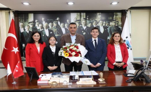 Çiğli’de 23 Nisan coşkusu: Başkan Yıldız koltuğunu üç miniğe emanet etti