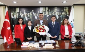 Çiğli’de 23 Nisan coşkusu: Başkan Yıldız koltuğunu üç miniğe emanet etti