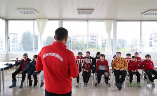 Çiğli’de geleceğin futbolcuları bilimsel ve çok yönlü yetişiyor