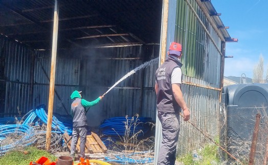 Depoda çıkan yangını itfaiye söndürdü