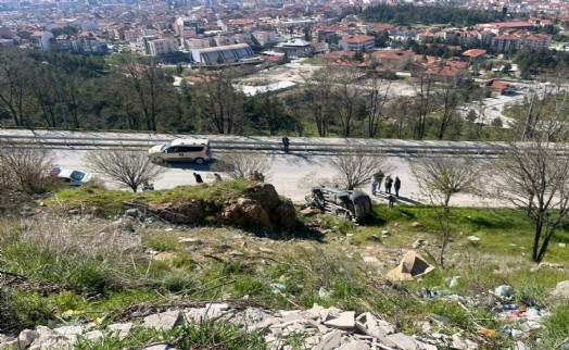 El freni çekilmeyen otomobil şarampole yuvarlandı
