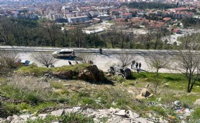 El freni çekilmeyen otomobil şarampole yuvarlandı