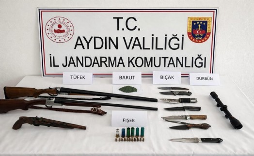Evi ve deposunda 3 ruhsatsız silah ve 7 bıçak ele geçirilen şüpheli gözaltına alındı