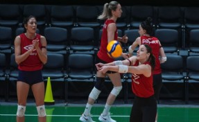 Göztepe'de iki voleybolcu sözleşme uzattı