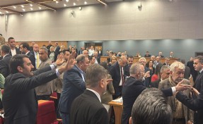 İzmir Meclisi’nde AK Partili meclis üyesinin sözleri tansiyonu yükseltti!