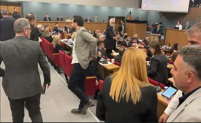 İzmir Meclisi’nde sular durulmuyor: ‘Sahtekar ve pavyoncu’ sözleri gerilim yarattı!