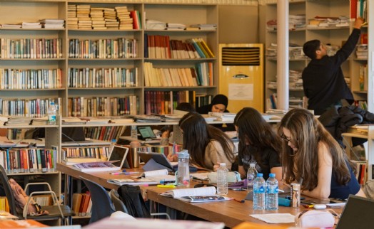 İzmir’in kütüphaneleri gençlere iyi geldi