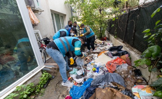 Karşıyaka Belediyesi’nden çöp eve müdahale: 3 ton atık çıkarıldı