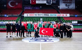 Karşıyaka'dan örnek kampanya: Tribünlerden atılan peluş oyuncaklar çocuklara umut olacak