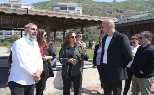Karşıyaka’nın parklarına modern dokunuş: Başkan Ünsal çalışmaları yerinde inceledi
