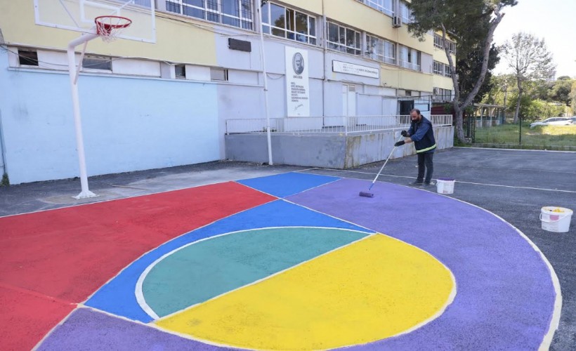 Konak’ta ‘renkli dokunuş’ okul bahçelerine de geldi