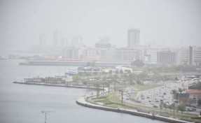 Kuzey Afrika'nın tozu İzmir'de: İki gün sürecek