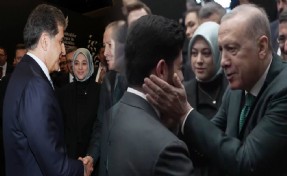Liderler zirvesinde dikkat çeken görüntü: Erdoğan’dan genç Barzani’ye sıcak karşılama
