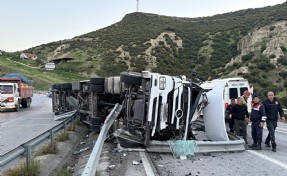 Manisa’da devrilen TIR’ın sürücüsü yaralandı; ulaşımda aksama yaşandı
