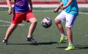 Menderes’te minik kramponlar sahaya çıkıyor