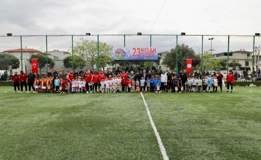 Menderes’te minik kramponlar sahaya çıktı