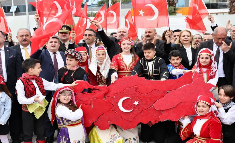 Menemen’de coşkulu kutlama: 'Cumhuriyetimizin nesilden nesile bekçileriyiz'