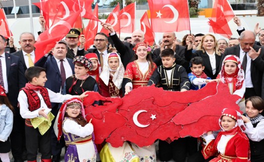Menemen’de coşkulu kutlama: 'Cumhuriyetimizin nesilden nesile bekçileriyiz'