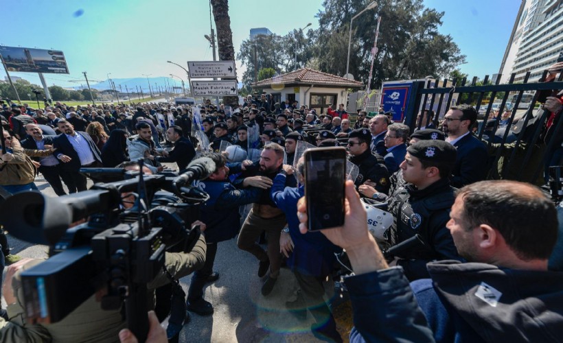 Meslek Fabrikası önünde arbede: Polis barikatı aşıldı, biber gazı müdahalesi geldi...