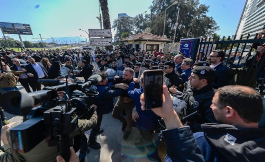 Meslek Fabrikası önünde arbede: Polis barikatı aşıldı, biber gazı müdahalesi geldi...