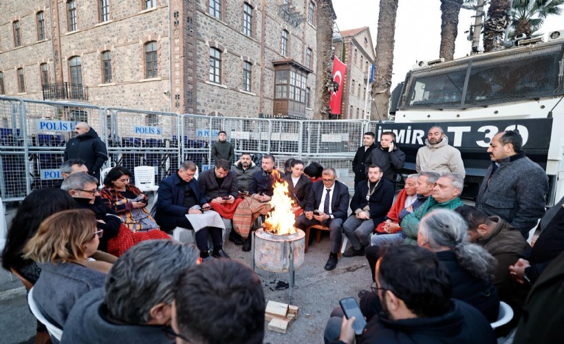 Meslek Fabrikası önünde bekleyiş sürüyor: Cemil Tugay sabaha kadar nöbet tuttu