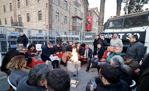 Meslek Fabrikası önünde bekleyiş sürüyor: Cemil Tugay sabaha kadar nöbet tuttu