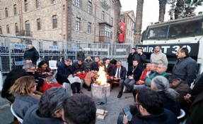 Meslek Fabrikası önünde bekleyiş sürüyor: Cemil Tugay sabaha kadar nöbet tuttu