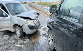 Minibüs ile hafif ticari araç kafa kafaya çarpıştı; 2 yaralı